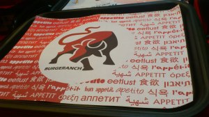 מגש של רשת המבורגרים בנתב"ג